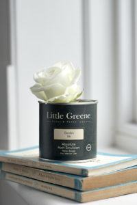 Pot de peinture Little Greene avec une rose blanche